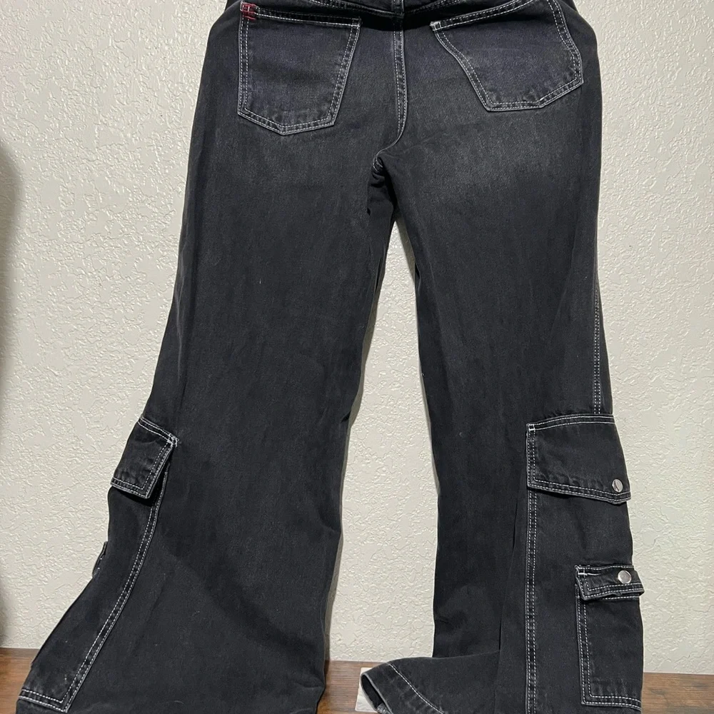 BDG Black Wide-Leg Cargo Pants with Contrast Stitching - Picture 4 of 10